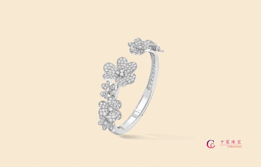 The delicate flower buds bloom on the 7 Flowers bracelet in white gold, with distinctive lines outlining their delicate beauty and the magnificent color of nearly 300 diamonds. Each gemstone is carefully selected, adhering to the strictest standards to ensure that the brightness of each gemstone is proportional to its brightness, and that it harmonizes with the translucent light on the plain skin. The asymmetrical design with slightly arched heart-shaped petals is a delicate recitation of the vibrant beauty of nature.